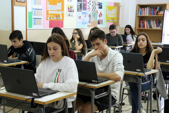 Students at the Col·legi La Mercè school in Martorell taking the PISA exam in 2018 (by Norma Vidal)
